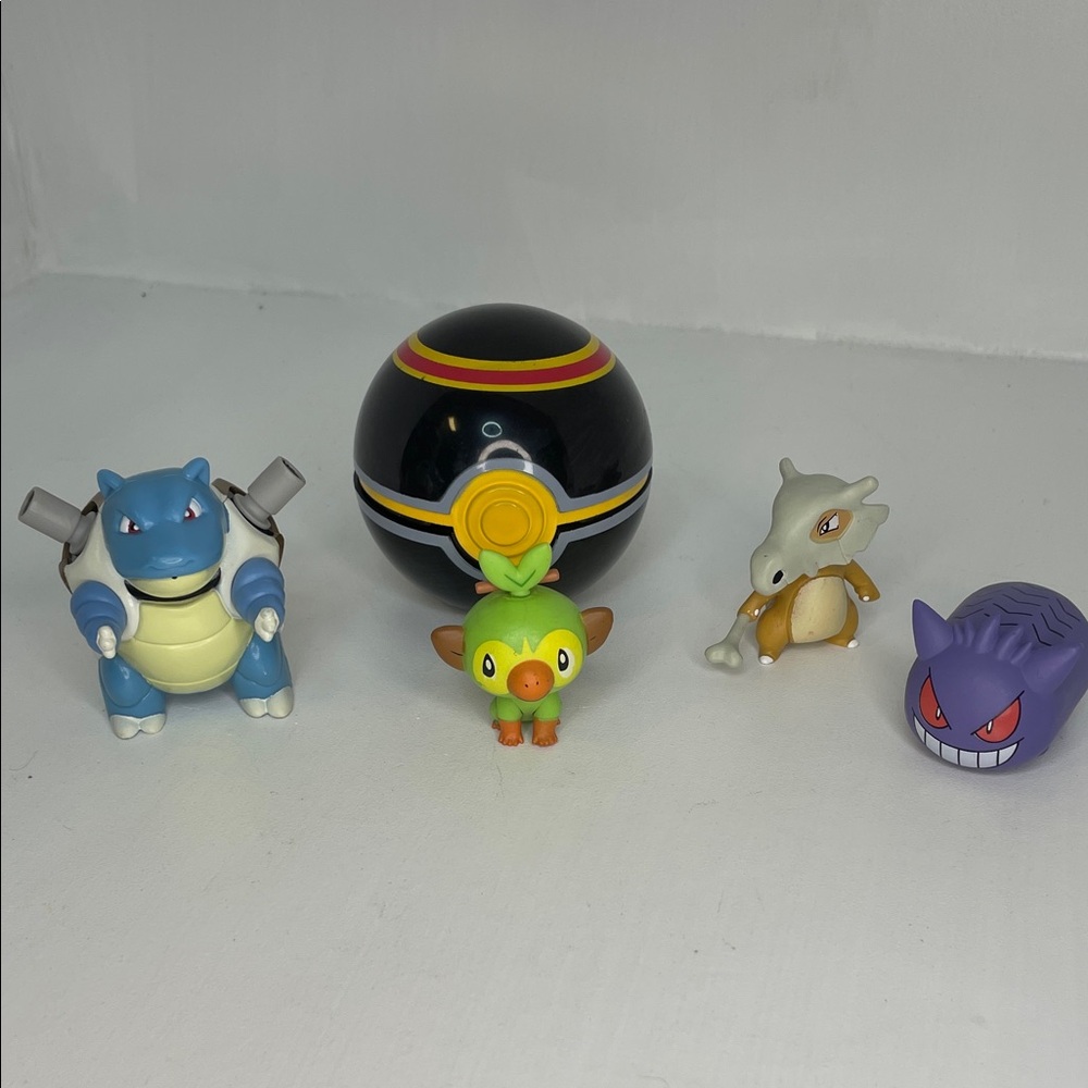 4 Pokémon and one Luxury Pokeball Clip N Go